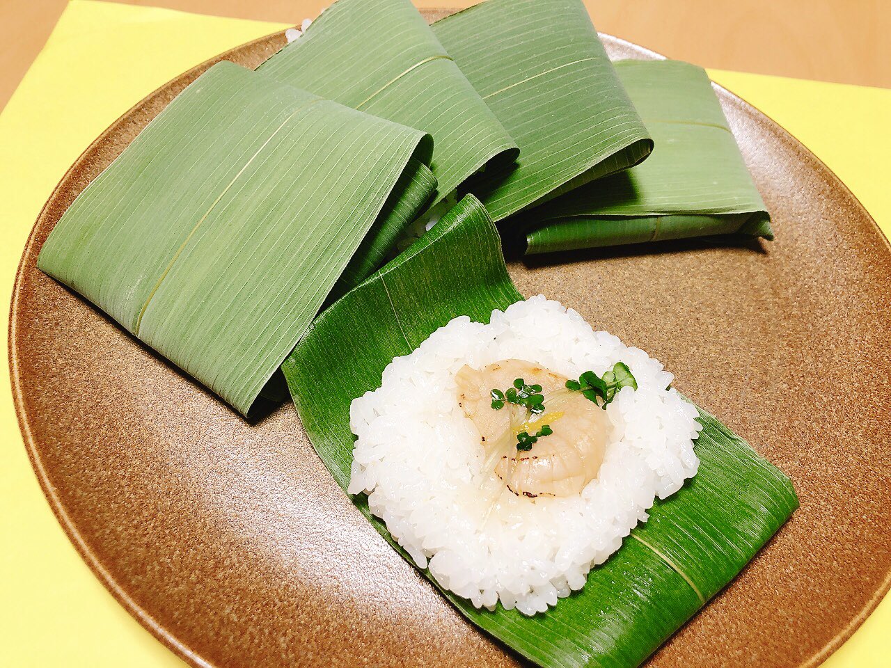 ゆず香る炙り漬けホタテの押し寿司の写真